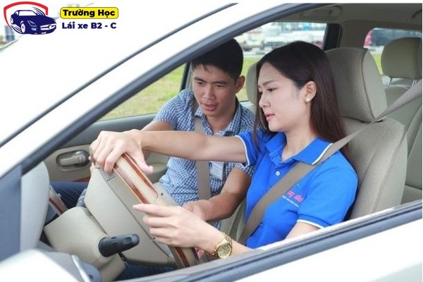 Học viên được hướng dẫn các kỹ năng điều khiển xe 