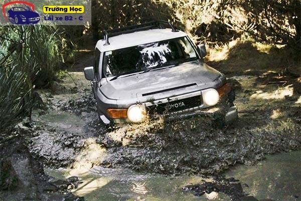 Tham khảo một số kỹ năng lái xe ô tô ở vùng địa hình phức tạp